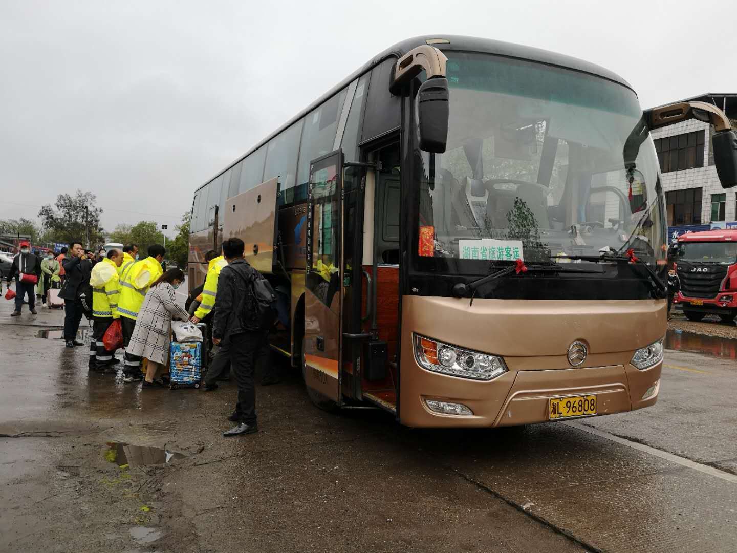 郴汽集團緊急疏散轉運T179次列車旅客